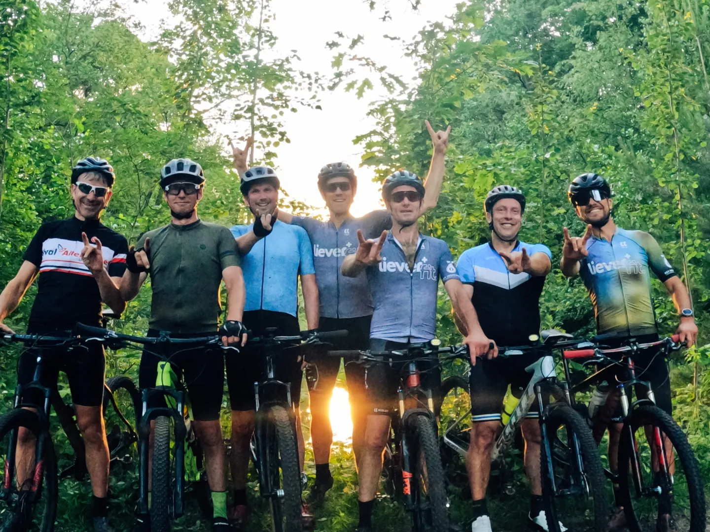 Een groep fietsers met hun mountainbikes op een bospad.