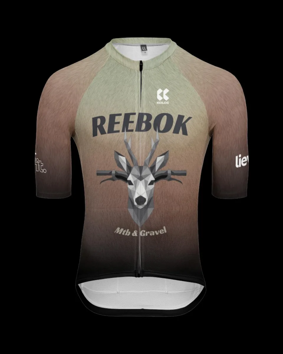 Voorkant van het REEBOK-fietsshirt met sage, taupe, donkere mouwen en het geometrische hertenlogo